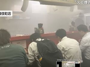 Santuy! Pelanggan Tetap Makan Meski Gerai Ramen Ini Kebakaran Santuy! Pelanggan Tetap Makan Meski Gerai Ramen Ini Kebakaran