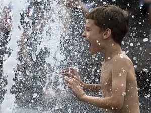 Segar...  Anak-anak Ini Main Air saat Cuaca Panas Sengat Rusia