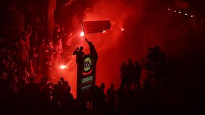 Semarak Suporter Olympiakos Rayakan Juara Conference League