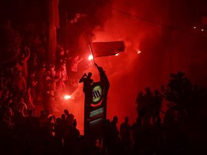 Semarak Suporter Olympiakos Rayakan Juara Conference League