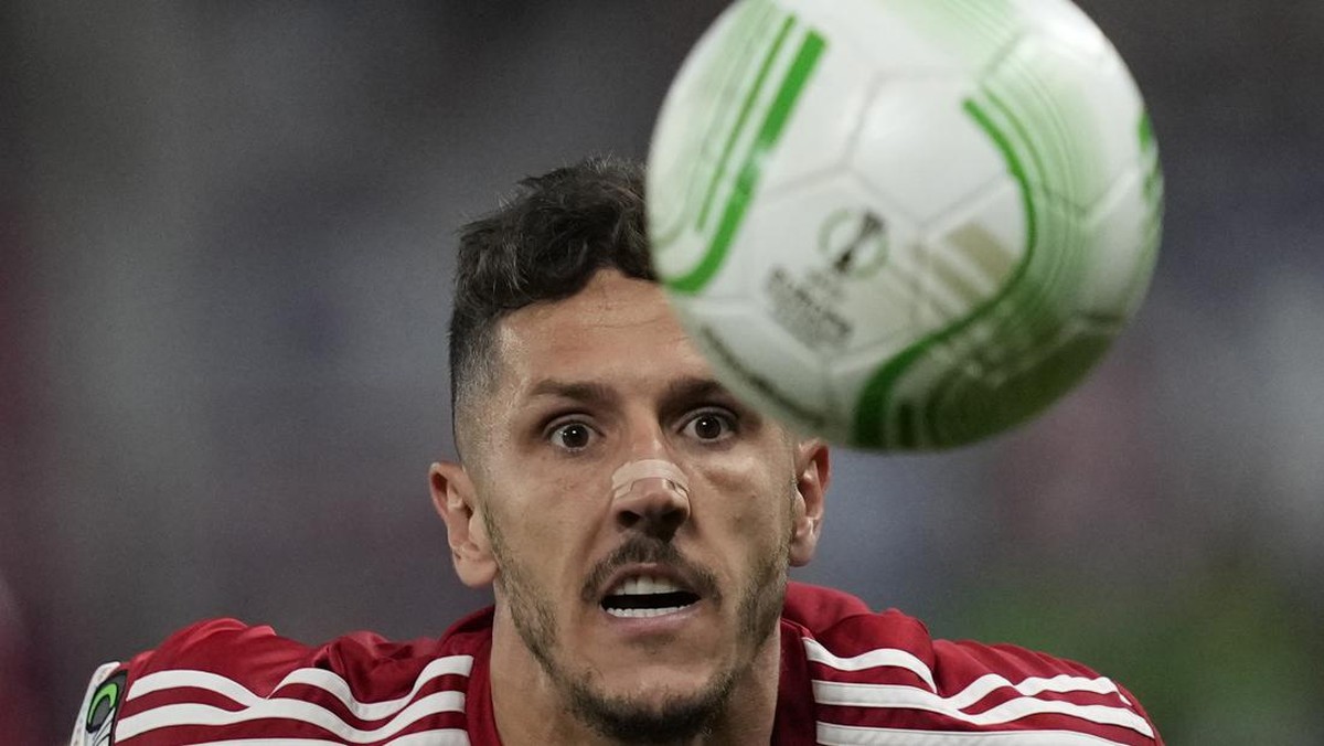 Stevan Jovetic bangga membawa Olympiakos menjuara UEFA Conference League. (Foto: AP/Thanassis Stavrakis)