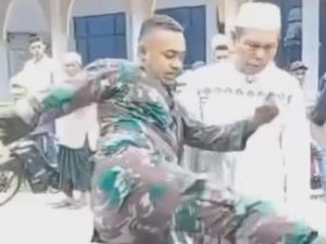 Viral Pria Berseragam TNI Ngamuk-Tendang Warga di Deli Serdang Viral Pria Berseragam TNI Ngamuk-Tendang Warga di Deli Serdang