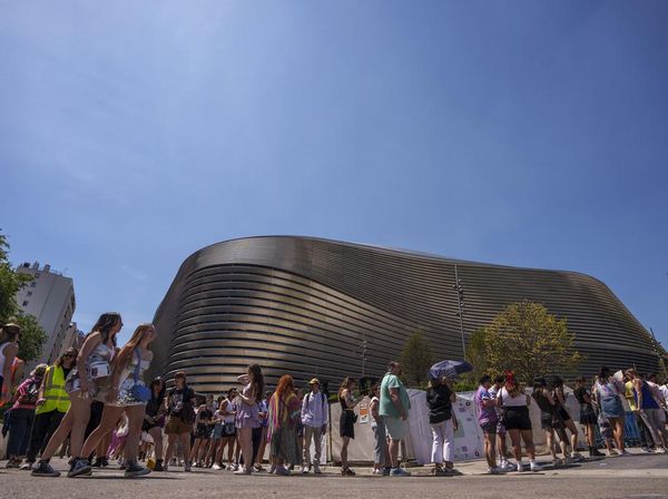 Ribuan Swifties Serbu Markas Real Madrid untuk Nonton Konser Eras Tour