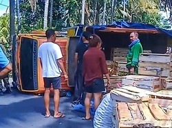 Truk Buah Terguling di Karangasem, Jalur Amlapura-Denpasar Macet Parah