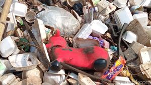 Potret Tumpukan Sampah Cemari Sungai di Pangarengan Cirebon