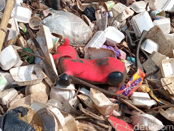 Potret Tumpukan Sampah Cemari Sungai di Pangarengan Cirebon