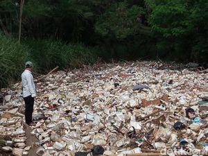 Sampah Cemari Sungai di Desa Pengarengan Cirebon