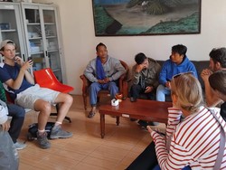 3 Bule Pose Pamer Bokong di Atas Jip, Pengelola Bromo Turun Tangan