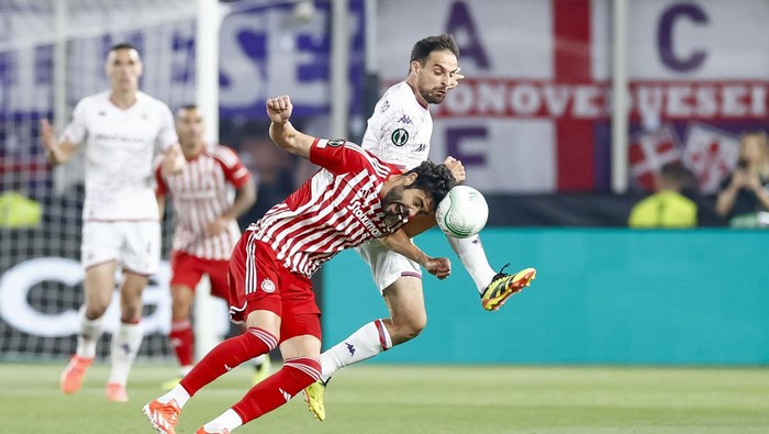 ATHENS, GREECE - MAY 29: Vicente Iborra of Olympiacos FC and Giacomo Bonaventura of ACF Fiorentina battle for the ball during the UEFA Europa Conference League 2023/24 final match between Olympiacos FC and ACF Fiorentina at AEK Arena on May 29, 2024 in Athens, Greece.(Photo by Matteo Ciambelli/DeFodi Images via Getty Images)