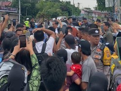 Warga Lubuklinggau Antusias Sambut Kedatangan Presiden Jokowi