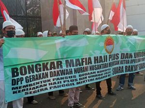 Aksi Massa di Depan Gedung DPR Teriakan soal Haji