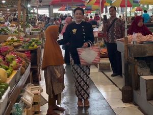 8 Gaya Artis Belanja ke Pasar Tradisional, Pakai Daster hingga Kebaya 8 Gaya Artis Belanja ke Pasar Tradisional, Pakai Daster hingga Kebaya