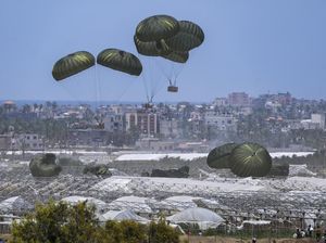 Potret Hujan Bantuan Kemanusiaan di Langit Khan Younis