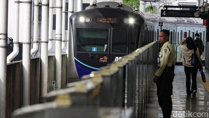 Besi Proyek Dievakuasi, MRT Kembali Beroperasi Hari Ini Layanan MRT Jakarta sempat terhenti alasannya merupakan besi proyek Kejagung yang masuk ke jalur pada Kamis (30/5). Usai besi dievakuasi, layanan MRT kembali wajar hari ini.