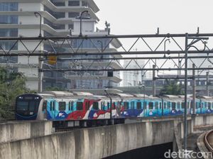 MRT Jakarta Kembali Beroperasi Normal Seusai Insiden Besi Proyek Jatuh MRT Jakarta Kembali Beroperasi Normal Seusai Insiden Besi Proyek Jatuh
