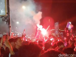 Bobotoh Blokade Jalan KH Abdul Halim Majalengka Rayakan Persib Juara Bobotoh Blokade Jalan KH Abdul Halim Majalengka Rayakan Persib Juara
