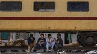Cuaca Terik Menyengat, Warga India Ngadem di Bawah Gerbong Kereta