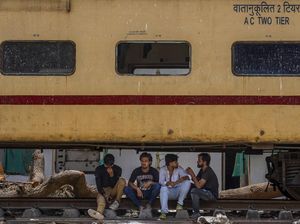 Cuaca Terik Menyengat, Warga India Ngadem di Bawah Gerbong Kereta