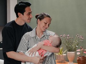 Darius Sinathrya dan Donna Gendong Bayi, Sosok Baby M Bikin Penasaran