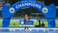Bintang Madura United, Francisco Rivera, dinobatkan sebagai Pemain Terbaik Liga 1 2023/2024. Pencapaian yang luar biasa mengingat gelandang Meksiko ini berstatus debutan Liga 1.