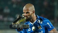 Bomber Persib, David da Silva, berhak atas gelar Top Skor Liga 1 2023/2024. Penyerang asal Brasil ini total mencetak 29 gol sepanjang musim.