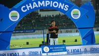 Gelar Pemain Muda Terbaik Liga 1 2023/2024 dimenangkan penggawa muda Borneo FC, Muhammad Fajar Fathur Rahman.