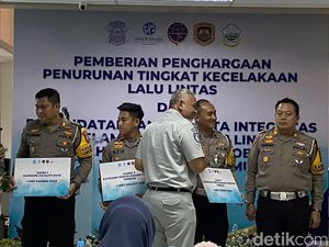 Korlantas Beri Penghargaan Polres di Jatim yang Berhasil Tangani Laka Lantas Korlantas Beri Penghargaan Polres di Jatim yang Berhasil Tangani Laka Lantas