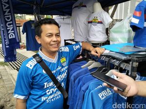 Laris Manis Penjual Pernak-pernik Persib, Kenang Momen Juara 2014