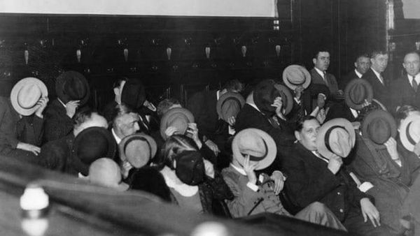 Deretan Foto Jadul Abadikan Kejadian Mencengkan di Masa Lalu