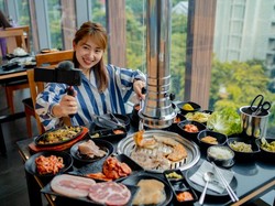 Influencer Ini Dikritik karena Review Makanan sambil Rekam Wajah Pelayan