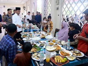Jokowi Ajak Warga Makan Siang Usai Jumatan di Kampar Riau