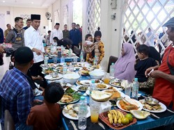 Jokowi Ajak Warga Makan Siang Usai Jumatan di Kampar Riau