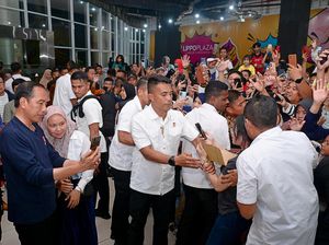 Warga Antusias Sambut Kehadiran Jokowi di Lippo Plaza Lubuklinggau Warga Antusias Sambut Kehadiran Jokowi di Lippo Plaza Lubuklinggau