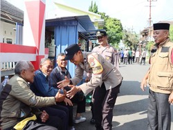 Polisi Sapa Warga Kota Batu Door to Door Dalam Program Jumat Curhat