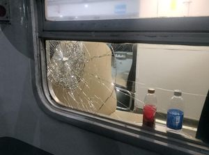 Kaca Gerbong KA Pasundan Pecah Buntut Vandalisme Oknum Suporter di Surabaya Kaca Gerbong KA Pasundan Pecah Buntut Vandalisme Oknum Suporter di Surabaya
