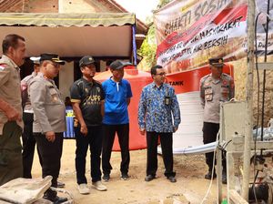 Polisi Buat Sumur Bor Atasi Kekeringan Warga Sudimoro Pacitan Polisi Buat Sumur Bor Atasi Kekeringan Warga Sudimoro Pacitan