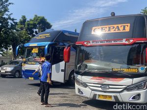 Bus-bus Mbeling Biang Keladi Macet Bungurasih Bus-bus Mbeling Biang Keladi Macet Bungurasih