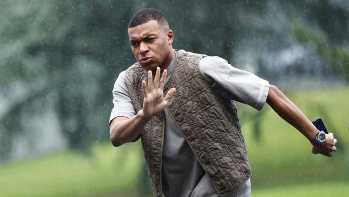 Soccer Football - Euro 2024 - France squad arrives at training camp for Euro 2024 - Clairefontaine, France - May 29, 2024 Frances Kylian Mbappe arrives for training REUTERS/Abdul Saboor