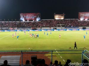 Final Liga 1: Madura United Vs Persib Tanpa Gol di Babak Pertama Final Liga 1: Madura United Vs Persib Tanpa Gol di Babak Pertama