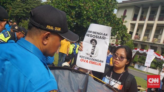 Sejumlah tenda nan dihuni para mahasiswa pemrotes kebijakan Iuran Pengembangan Institusi (IPI) dan Uang Kuliah Tunggal (UKT) UGM di laman Gedung Balairung akhirnya dibongkar, Jumat (31/5) sejak didirikan lima hari lalu.