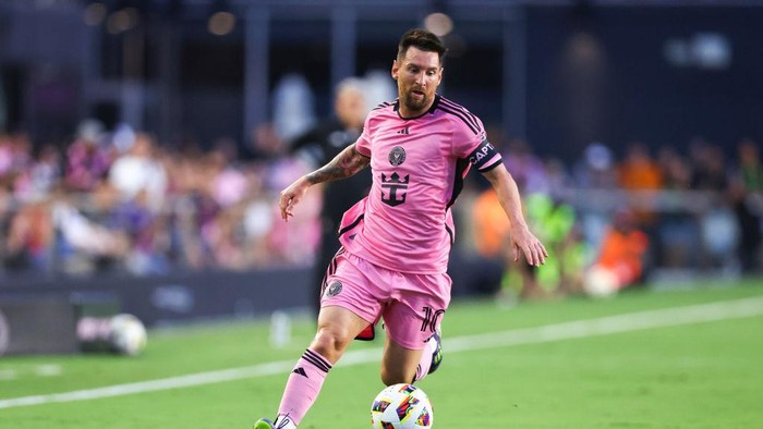 FORT LAUDERDALE, FLORIDA - MAY 29: Lionel Messi #10 of Inter Miami controls the ball against the Atlanta United during the first half of the game at Chase Stadium on May 29, 2024 in Fort Lauderdale, Florida. (Photo by Megan Briggs/Getty Images)