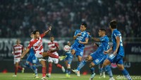 Persib Bandung bertandang ke Madura United di Gelora Bangkalan, Jumat (31/5/2024) pada leg kedua final Championship Series Liga 1 2023/2024. Tuan rumah dalam posisi tertinggal telak 0-3, sehingga memaksa mereka untuk main menyerang.