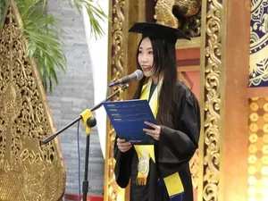 Mahasiswa Asal Vietnam Lulus Cumlaude dari UGM, Ambil Jurusan Apa? Mahasiswa Asal Vietnam Lulus Cumlaude dari UGM, Ambil Jurusan Apa?