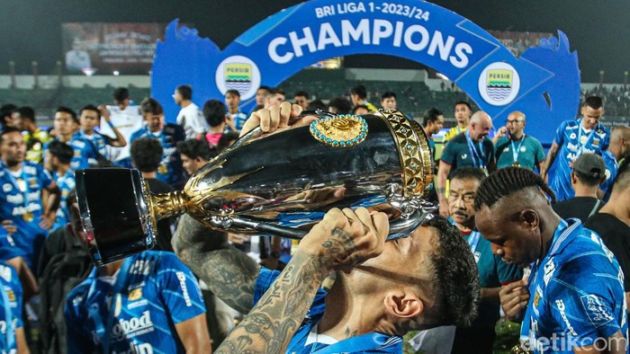 Persib Bandung juara Liga 1 2023/2024. Maung Bandung memastikannya usai menang 3-1 atas Madura United, mengunci gelar dengan agregat 6-1.