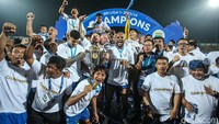 Selebrasi kemenangan juga dirayakan kompak mengenakan kaos putih bertuliskan Champhions.