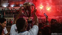 Trofi juara juga dipersembahkan untuk para penduung yang hadir di stadion.