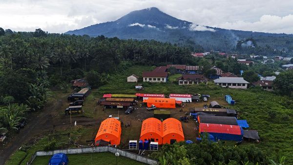 Melihat Kondisi Pengungsi Erupsi Gunung Ibu
