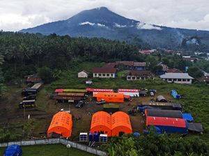 Melihat Kondisi Pengungsi Erupsi Gunung Ibu