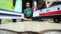 Melihat Pembuatan Mainan Bus hingga Kereta di Pasar Gembrong