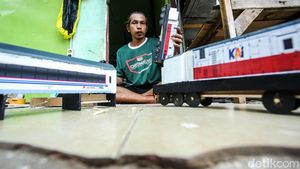 Melihat Pembuatan Mainan Bus hingga Kereta di Pasar Gembrong